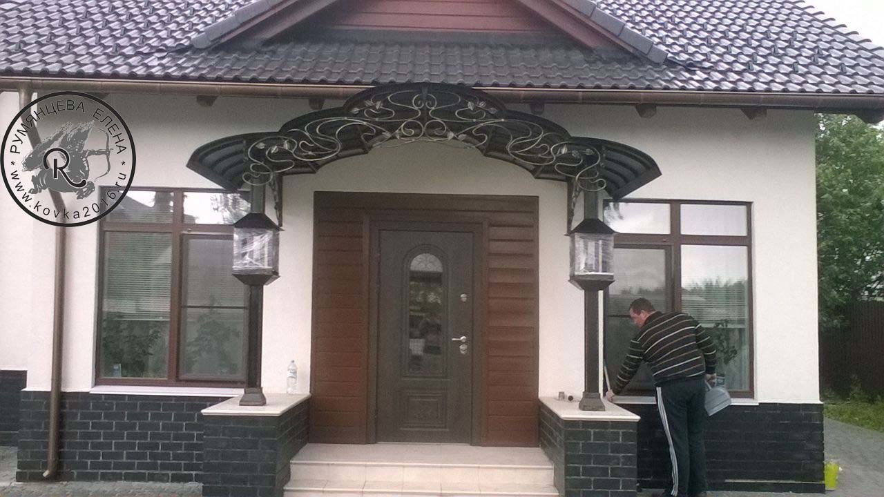 Красивый козырек над входом в дом фото